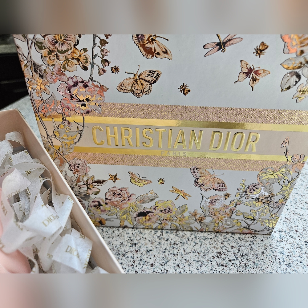 ☆ DIOR GIFT BUNDLE ☆ Pouch ☆ Box ☆ DIOR Confetti ☆ Parfum ☆ Lipstick - Picture 5 of 16